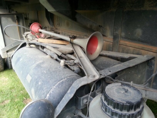 รถฮีโน่ 10 ล้อดั้ม FM2P  320 แรงม้า ปี 49 ราคาลดแล้วน่ะคับเหลือ 2,300,000 บาท สนใจติดต่อ 081 - 6079515