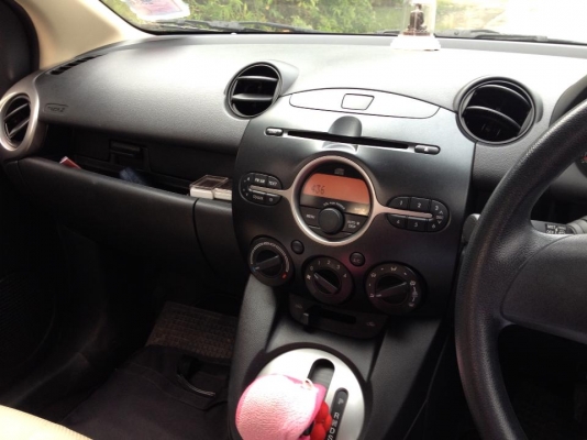 ขายดาวน์ mazda2 มาสด้าสอง สี่ประตู สีเทา