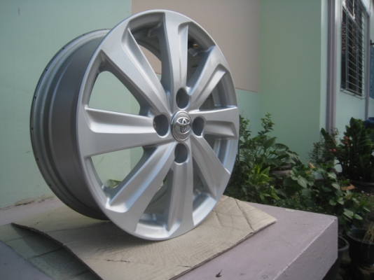 ขายล้อแม็กถอดป้ายแดง new vios 15"x5.5" et45 4 รู 100  สนใจติดต่อเล็กคลองสามครับ (081-3747940)