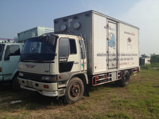 ขาย 6 ล้อ HINO เครื่อง HO7D 195 แรงม้ายาง 900 กระบะตู้สเตนเลส ยาว 5.30 เมตร กว้าง 2.45 เมตร สูง 2.50 เมตร ตู้อย่างดีเครื่องใหม่กิ้บไม่มีเยิ้ม ขายตามสภาพหรือให้เก็บงานใหม่ก็ได้ครับ รถใช้งานอยู่มีเล่มพร้อมภาษีพร้อม