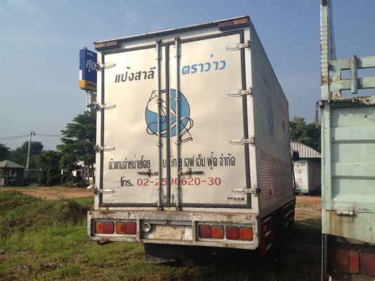 ขาย 6 ล้อ HINO เครื่อง HO7D 195 แรงม้ายาง 900 กระบะตู้สเตนเลส ยาว 5.30 เมตร กว้าง 2.45 เมตร สูง 2.50 เมตร ตู้อย่างดีเครื่องใหม่กิ้บไม่มีเยิ้ม ขายตามสภาพหรือให้เก็บงานใหม่ก็ได้ครับ รถใช้งานอยู่มีเล่มพร้อมภาษีพร้อม