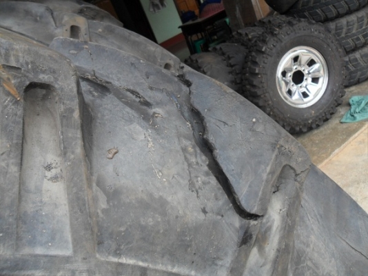 ขายแล้ว ยางหลังรถไถ 18.4-30/15-30 พร้อมกระทะล้อเก่านอกหนาๆ ใส่รถไถ รถคีบอ้อย คู่ละ30,000