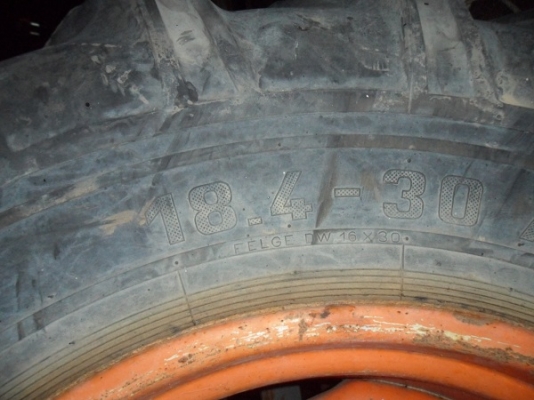 ขายแล้ว ยางหลังรถไถ 18.4-30/15-30 พร้อมกระทะล้อเก่านอกหนาๆ ใส่รถไถ รถคีบอ้อย คู่ละ30,000