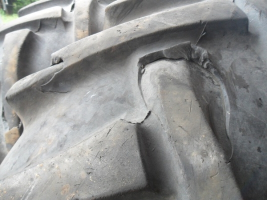 ขายแล้ว ยางหลังรถไถ 18.4-30/15-30 พร้อมกระทะล้อเก่านอกหนาๆ ใส่รถไถ รถคีบอ้อย คู่ละ30,000