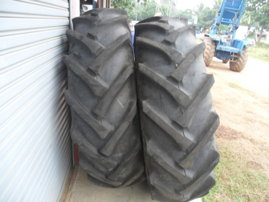 ขายแล้ว ยางหลังรถไถ 18.4-30/15-30 พร้อมกระทะล้อเก่านอกหนาๆ ใส่รถไถ รถคีบอ้อย คู่ละ30,000