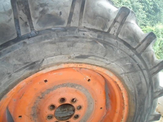 ขายแล้ว ยางหลังรถไถ 18.4-30/15-30 พร้อมกระทะล้อเก่านอกหนาๆ ใส่รถไถ รถคีบอ้อย คู่ละ30,000