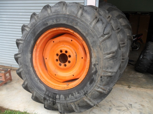 ขายแล้ว ยางหลังรถไถ 18.4-30/15-30 พร้อมกระทะล้อเก่านอกหนาๆ ใส่รถไถ รถคีบอ้อย คู่ละ30,000