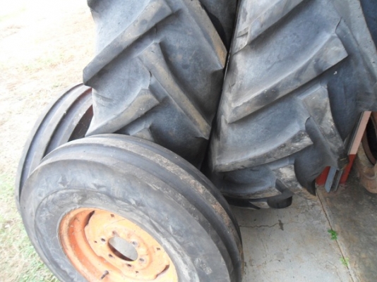 ขายแล้ว ยางหลังรถไถ 18.4-30/15-30 พร้อมกระทะล้อเก่านอกหนาๆ ใส่รถไถ รถคีบอ้อย คู่ละ30,000
