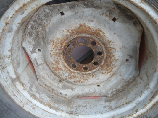 ขายแล้ว ยางหลังรถไถ 18.4-30/15-30 พร้อมกระทะล้อเก่านอกหนาๆ ใส่รถไถ รถคีบอ้อย คู่ละ30,000