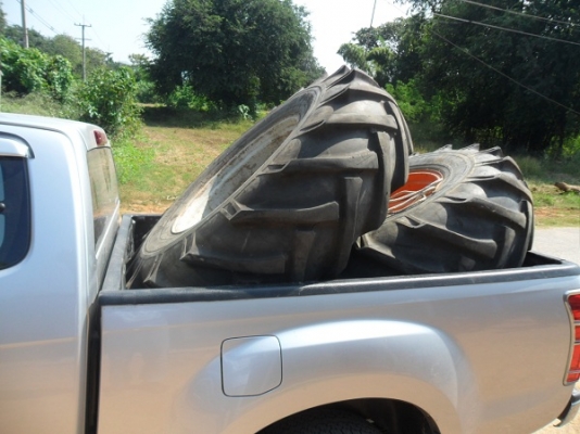 ขายแล้ว ยางหลังรถไถ 18.4-30/15-30 พร้อมกระทะล้อเก่านอกหนาๆ ใส่รถไถ รถคีบอ้อย คู่ละ30,000