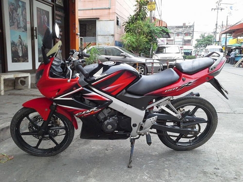 CBR 150 สตาร์ทมือ ล้อแม็กซ์ สีแดง ดำ เครื่องเดิมๆ ชุดสีสด เอกสารครบ ขับกลับบ้านได้เลย