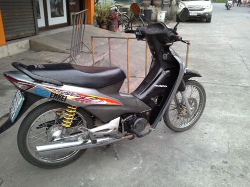 wave 100 ubox ปี 49 สีเทา ดำ กุญแจใหญ่ สภาพรถเดิมๆ เครื่องไม่เคยทำ หัวสะอาด เครื่องแน่นๆ ไม่หลวม ไม่มีควัน ภาษี พรบ.พึ่งต่ออยู่ถึง ปี 57