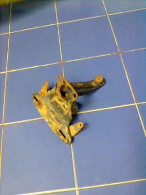 ขายบังโซ่และขาไฟท้ายของdt125monoราคา1,400,1,200บาท