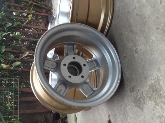 ขายล้อ Fomb Italy ขอบ 15x8.5 ET-22 5/114.3 ก้านยกนิดๆ ออฟลึก สวยมากครับ