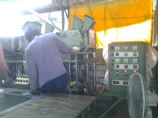 ขายเครื่องอัดยาง 150 ตัน 3 หัวปั๊ม เป็นระบบ cot  มี สไลด์ + กระทุ้ง เปิดพิมห์เองครับเชิญมาทดสอบได้ครับ ขายในราคาถูกตรับ 420,000 - มีระบบ ระบายความร้อน สภาพใช้งานน้อย