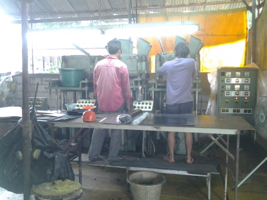 ขายเครื่องอัดยาง 150 ตัน 3 หัวปั๊ม เป็นระบบ cot  มี สไลด์ + กระทุ้ง เปิดพิมห์เองครับเชิญมาทดสอบได้ครับ ขายในราคาถูกตรับ 420,000 - มีระบบ ระบายความร้อน สภาพใช้งานน้อย