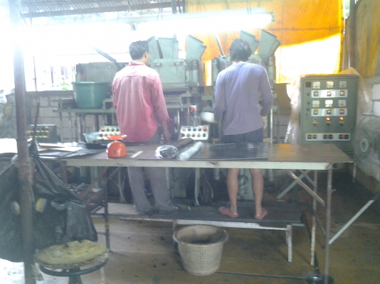 ขายเครื่องอัดยาง 150 ตัน 3 หัวปั๊ม เป็นระบบ cot  มี สไลด์ + กระทุ้ง เปิดพิมห์เองครับเชิญมาทดสอบได้ครับ ขายในราคาถูกตรับ 420,000 - มีระบบ ระบายความร้อน สภาพใช้งานน้อย