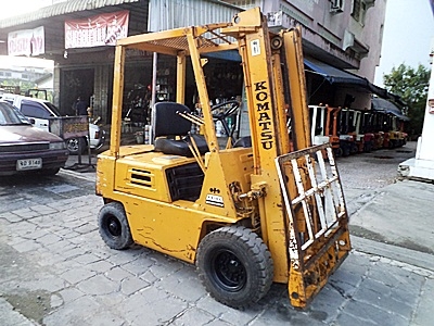 ขายรถยกโคมัสสึ 1.5 ตัน รุ่น12 เครื่องเบนซิน กระบอกคู่ งาเทด้ำ  เสาสูง 3 เมตร   พวงมาลัยเพาเว่อร์  สีเดิมจากนอก นำเข้าจากญี่ปุ่น ใช้งานได้ทันที