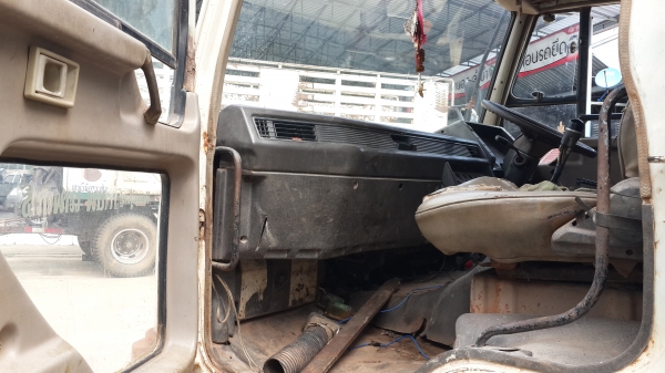 ขายด่วนไอ้หลงสิบปีดสองเพลาดั้ม FN527MTF 3800 220แรง  พร้อมใช้จัดแนนท์ได้โทร 0801515451