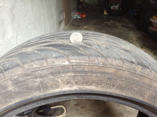 ขายยาง 205/45/17ปี12สภาพ90\% 1เส้น 1000 บาท