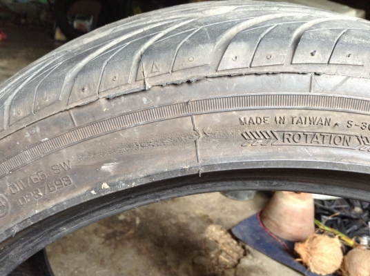 ขายยาง 205/45/17ปี12สภาพ90\% 1เส้น 1000 บาท