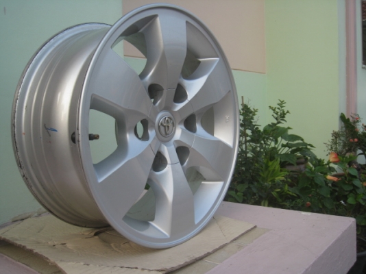 ขายล้อแม็ก vigo champ 16"x7" et30 6 รู 139.7 ล้อมีรอยนิดหน่อยครับ สีเดิม พร้อมน็อตล้อเดิม  สนใจติดต่อเล็กคลองสาม (081-3747940)