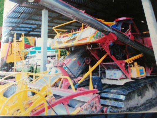 ขายรถเกี่ยว ไอ้หนุ่มไวไฟ และรุ่นปลดหนี้ ปี52-53 มีสี่คันแบ่งขายหนึ่งคันเลือกไ ด้เลยครับ 088-2802318 ต่อลองได้นะครับ