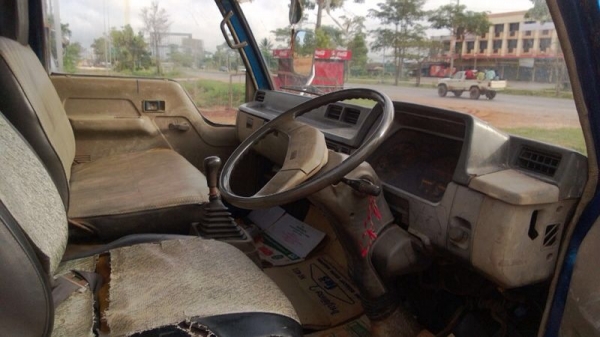 รถมิตซู 6 ล้อ ท้ายลาด 100 แรงม้า. ปี 36 สนใจติดต่อ 081 - 6079515 รถมิตซู 6 ล้อ ท้ายลาด 100 แรงม้า. ปี 36 สนใจติดต่อ 081 - 6079515