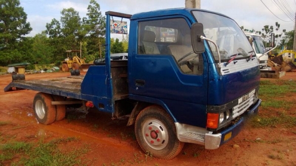 รถมิตซู 6 ล้อ ท้ายลาด  100 แรงม้า. ปี 36   สนใจติดต่อ 081 - 6079515