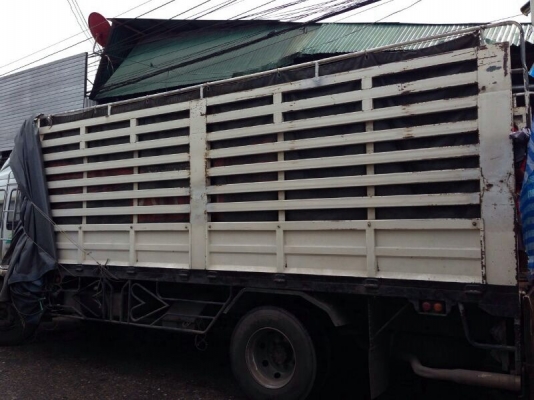 รถอีซูซุ 6 ล้อ รั้ว FTR  195 แรงม้า ปี 46   สนใจติดต่อ 081 - 6079515