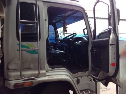 รถอีซูซุ 6 ล้อ รั้ว FTR  195 แรงม้า ปี 46   สนใจติดต่อ 081 - 6079515