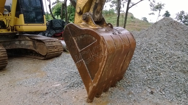 รถแบคโฮ ยี่ห้อ KOMATSU PC120-7