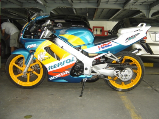 NSR150 SP PROARM ขายด่วน สวยมากครับ ทำสีใหม่ ทั้ง คัน เครื่องดีเยี่ยม อยูที่ กทม ไปรษณีย์ ยานนาวา ตรงข้ามปั้มเชลล์ สนจัยติดต่อ คุณ.แจ็ค โทร .0808051985 กทม