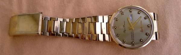 Olym Pianus Sport master  japan movt ขนาด 38มม. (รวมเข็ม) สีทอง เรือน stainless หลักดอกไม้ มีช่องบอก วัน/วันที่ อยู่หลักสาม สภาพ 95\%