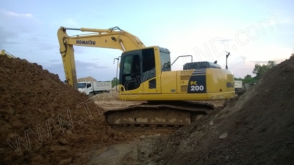 รถแบคโฮ ยี่ห้อ KOMATSU PC200-8