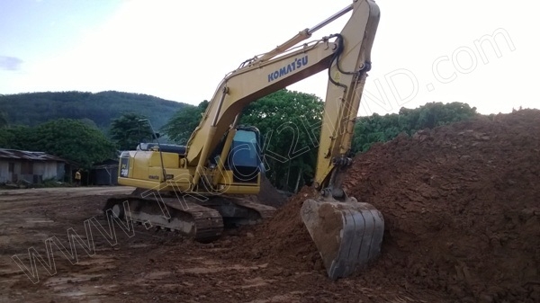 รถแบคโฮ ยี่ห้อ KOMATSU PC200-8