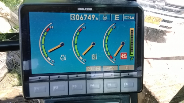 รถแบคโฮ ยี่ห้อ KOMATSU PC200-8