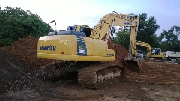 รถแบคโฮ ยี่ห้อ KOMATSU PC200-8