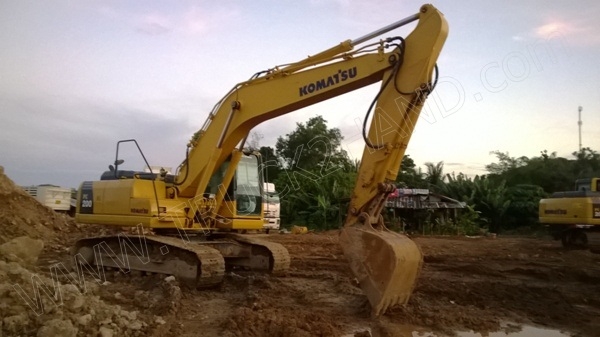 รถแบคโฮ ยี่ห้อ KOMATSU PC200-8