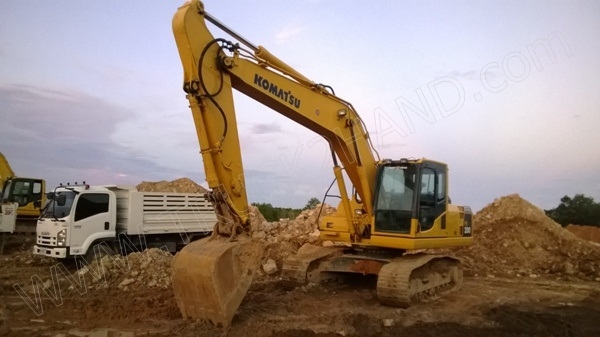 รถแบคโฮ ยี่ห้อ KOMATSU PC200-8