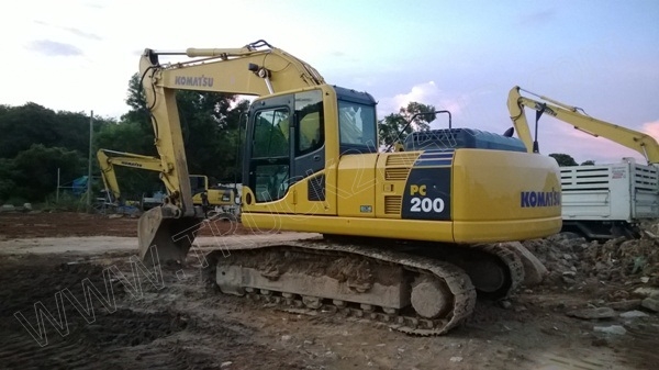 รถแบคโฮ ยี่ห้อ KOMATSU PC200-8