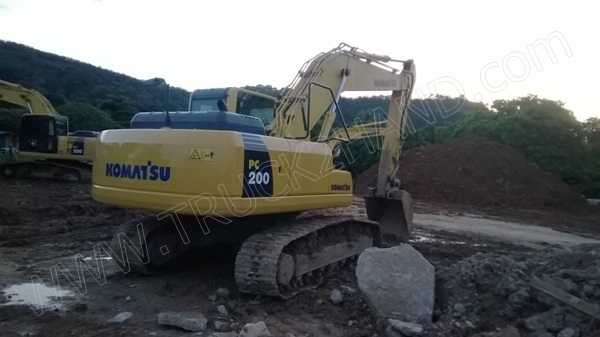 รถแบคโฮ ยี่ห้อ KOMATSU PC200-8