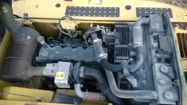 รถแบคโฮ ยี่ห้อ KOMATSU PC200-8