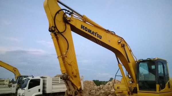 รถแบคโฮ ยี่ห้อ KOMATSU PC200-8