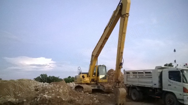 รถแบคโฮ ยี่ห้อ KOMATSU PC200-8