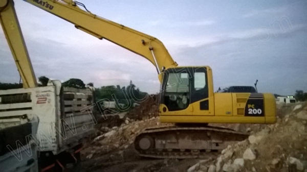 รถแบคโฮ ยี่ห้อ KOMATSU PC200-8