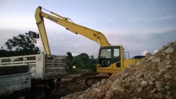 รถแบคโฮ ยี่ห้อ KOMATSU PC200-8