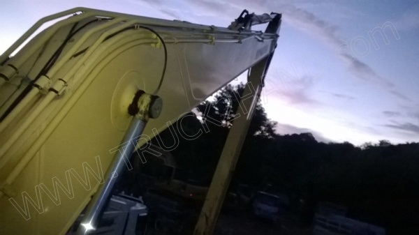 รถแบคโฮ ยี่ห้อ KOMATSU PC200-8