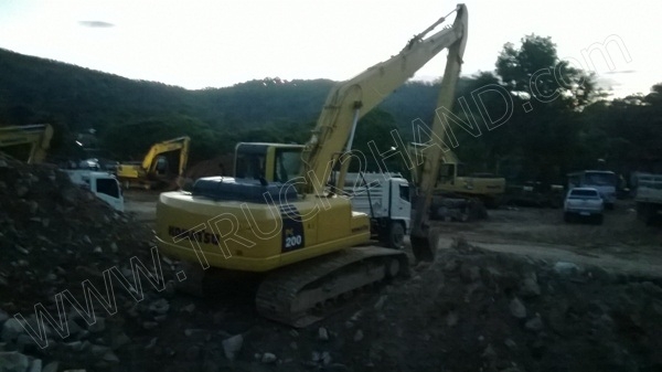 รถแบคโฮ ยี่ห้อ KOMATSU PC200-8