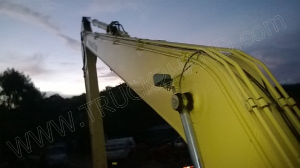 รถแบคโฮ ยี่ห้อ KOMATSU PC200-8